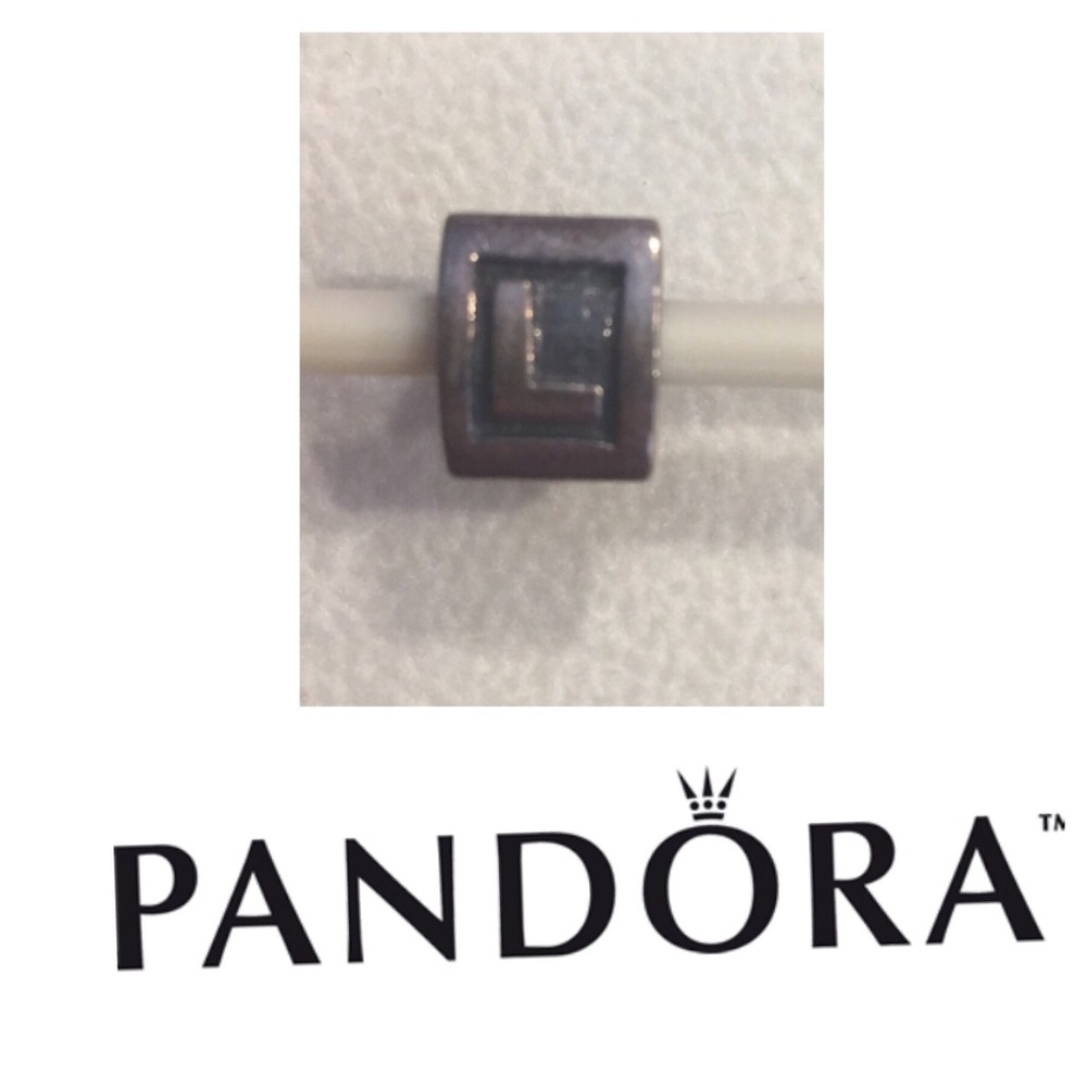 Pandora •  {L} Triangle Charm